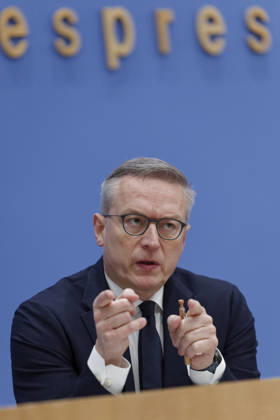 Normenkontrollrat zum Bürokratieabbau 2026-10-08 Deutschland, Berlin Bundespressekonferenz: Jahresbericht des Nationalen Normenkontrollrats (NKR) zum Bürokratieabbau. Im Bild Dr. Karsten Wildberger (CDU), Bundesminister für Digitalisierung und Staatsmodernisierung.