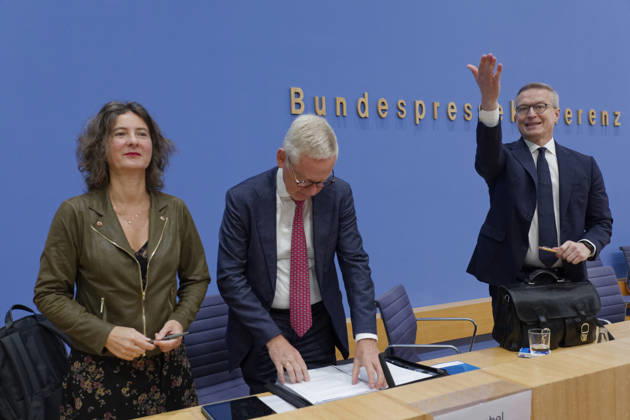 Normenkontrollrat zum Bürokratieabbau 2026-10-08 Deutschland, Berlin Bundespressekonferenz: Jahresbericht des Nationalen Normenkontrollrats (NKR) zum Bürokratieabbau. Im Bild v. l. Prof. Dr. Sabine Kuhlmann, Stellv. Vorsitzende des Nationlen Normenkontrollrats, Lutz Goebel, Vorsitzender des Nationalen Normenkontrollrats, Karsten Wildberger (CDU), Bundesminister für Digitalisierung und Staatsmodernisierung.