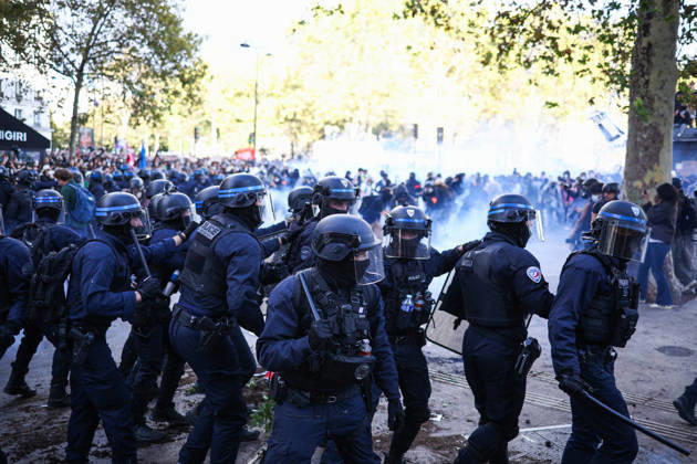 Clashes With Police During Students Protest - Paris Clash between high-school students and policemen during high-school students demonstration at Place de la Bastille, in Paris, France on October 8, 2026, as part of a nationwide protest movement over learning conditions. Since late September, pupils have barred the entrances to hundreds of schools, complaining of teacher absences, overloaded timetables, dilapidated classrooms and buildings ill-adapted to rising temperatures, among other grievances. Photo by Raphael Lafargue ABACAPRESS.COM Paris France  Copyright: xLafarguexRaphael ABACAx