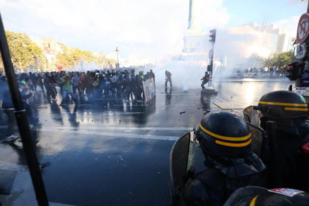 Clashes With Police During Students Protest - Paris Clash between high-school students and policemen during high-school students demonstration at Place de la Bastille, in Paris, France on October 8, 2026, as part of a nationwide protest movement over learning conditions. Since late September, pupils have barred the entrances to hundreds of schools, complaining of teacher absences, overloaded timetables, dilapidated classrooms and buildings ill-adapted to rising temperatures, among other grievances. Photo by Raphael Lafargue ABACAPRESS.COM Paris France  Copyright: xLafarguexRaphael ABACAx