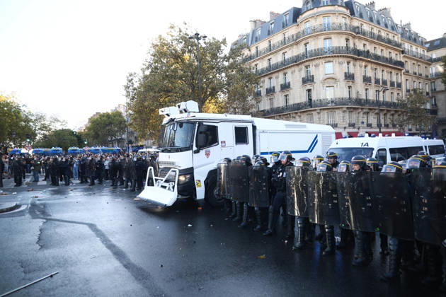 Clashes With Police During Students Protest - Paris Clash between high-school students and policemen during high-school students demonstration at Place de la Bastille, in Paris, France on October 8, 2026, as part of a nationwide protest movement over learning conditions. Since late September, pupils have barred the entrances to hundreds of schools, complaining of teacher absences, overloaded timetables, dilapidated classrooms and buildings ill-adapted to rising temperatures, among other grievances. Photo by Raphael Lafargue ABACAPRESS.COM Paris France  Copyright: xLafarguexRaphael ABACAx