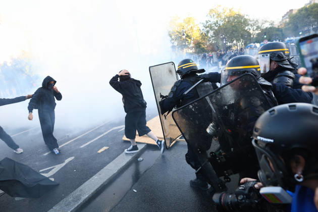 Clashes With Police During Students Protest - Paris Clash between high-school students and policemen during high-school students demonstration at Place de la Bastille, in Paris, France on October 8, 2026, as part of a nationwide protest movement over learning conditions. Since late September, pupils have barred the entrances to hundreds of schools, complaining of teacher absences, overloaded timetables, dilapidated classrooms and buildings ill-adapted to rising temperatures, among other grievances. Photo by Raphael Lafargue ABACAPRESS.COM Paris France  Copyright: xLafarguexRaphael ABACAx