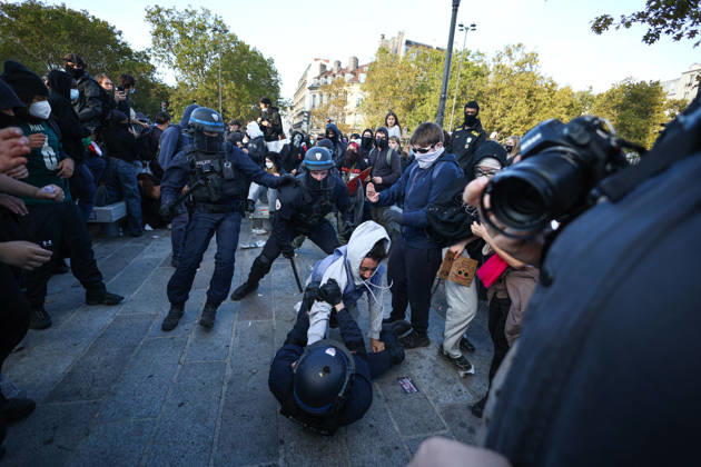 Clashes With Police During Students Protest - Paris Clash between high-school students and policemen during high-school students demonstration at Place de la Bastille, in Paris, France on October 8, 2026, as part of a nationwide protest movement over learning conditions. Since late September, pupils have barred the entrances to hundreds of schools, complaining of teacher absences, overloaded timetables, dilapidated classrooms and buildings ill-adapted to rising temperatures, among other grievances. Photo by Raphael Lafargue ABACAPRESS.COM Paris France  Copyright: xLafarguexRaphael ABACAx