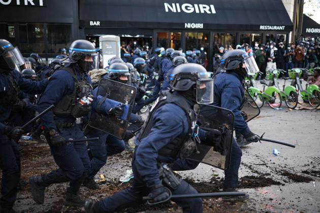 Clashes With Police During Students Protest - Paris Clash between high-school students and policemen during high-school students demonstration at Place de la Bastille, in Paris, France on October 8, 2026, as part of a nationwide protest movement over learning conditions. Since late September, pupils have barred the entrances to hundreds of schools, complaining of teacher absences, overloaded timetables, dilapidated classrooms and buildings ill-adapted to rising temperatures, among other grievances. Photo by Raphael Lafargue ABACAPRESS.COM Paris France  Copyright: xLafarguexRaphael ABACAx