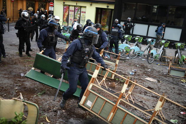 Clashes With Police During Students Protest - Paris Clash between high-school students and policemen during high-school students demonstration at Place de la Bastille, in Paris, France on October 8, 2026, as part of a nationwide protest movement over learning conditions. Since late September, pupils have barred the entrances to hundreds of schools, complaining of teacher absences, overloaded timetables, dilapidated classrooms and buildings ill-adapted to rising temperatures, among other grievances. Photo by Raphael Lafargue ABACAPRESS.COM Paris France  Copyright: xLafarguexRaphael ABACAx