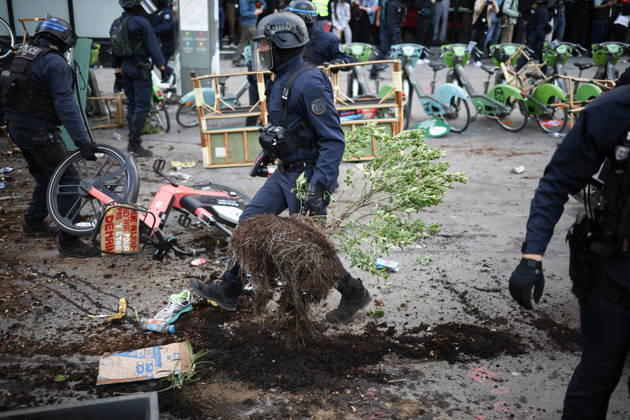 Clashes With Police During Students Protest - Paris Clash between high-school students and policemen during high-school students demonstration at Place de la Bastille, in Paris, France on October 8, 2026, as part of a nationwide protest movement over learning conditions. Since late September, pupils have barred the entrances to hundreds of schools, complaining of teacher absences, overloaded timetables, dilapidated classrooms and buildings ill-adapted to rising temperatures, among other grievances. Photo by Raphael Lafargue ABACAPRESS.COM Paris France  Copyright: xLafarguexRaphael ABACAx