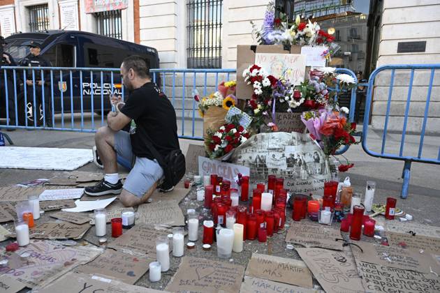 Shrine dedicated to Maricarmen Abascal in Madrid MADRID, SPAIN OCTOBER 8, 2026: A shrine is displayed at Puerta del Sol in Madrid dedicated to Maricarmen Abascal, who died in hospital on October 7, 2026, two weeks after being evicted from her home. The shrine was placed at the central Madrid square following her death. Abascal™s death has drawn attention to her housing situation and the circumstances surrounding her eviction. Puerta del Sol is one of Madrid™s main public squares and a prominent location for public gatherings and memorials. Madrid Spain Copyright: x xTomasxCallex xJNAxPressx