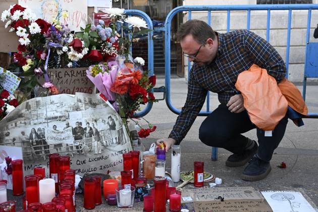 Shrine dedicated to Maricarmen Abascal in Madrid MADRID, SPAIN OCTOBER 8, 2026: A shrine is displayed at Puerta del Sol in Madrid dedicated to Maricarmen Abascal, who died in hospital on October 7, 2026, two weeks after being evicted from her home. The shrine was placed at the central Madrid square following her death. Abascal™s death has drawn attention to her housing situation and the circumstances surrounding her eviction. Puerta del Sol is one of Madrid™s main public squares and a prominent location for public gatherings and memorials. Madrid Spain Copyright: x xTomasxCallex xJNAxPressx