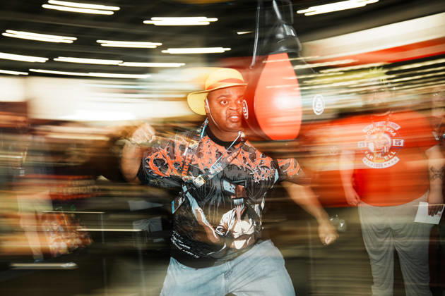 October 8, 2026, New York, New York, USA: An attendee swings at a punching bag at the 2026 New York Comic Con at the Javits Center on October 8, 2026 in New York. New York USA  - ZUMAb148 20261008_zap_b148_061 Copyright: xBryanxSmithx