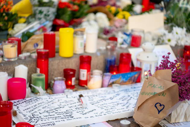 October 8, 2026, Madrid, Spain: Candles and handwritten messages are seen outside the home of Maricarmen. The tribute follows the death in hospital of the 87 year old woman, whose eviction sparked protests over Spains housing crisis. Madrid, Spain, October 8, 2026 Madrid Spain  - ZUMAc317 20261008_zip_c317_003 Copyright: xAdelinaxCobosx