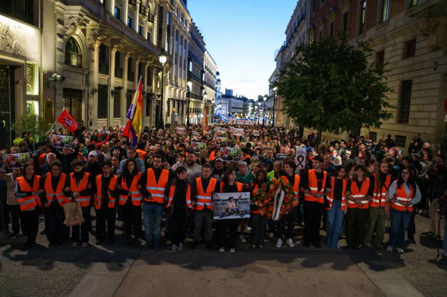 Farewell, Maricarmen Protest from Puerta del Sol to Maricarmen’s Home Hundreds of people took part in the Farewell, Maricarmen protest, marching from Puerta del Sol to Maricarmen’s home, on October 8, 2026, in Madrid, Spain. Many people have left candles, flowers, and signs of encouragement next to the doorway from which Maricarmen was evicted two weeks ago, hours after news broke of the death of the 87-year-old woman. To profit from homes is to traffic in lives. Let housing cost no more lives. Thank you, Maricarmen, reads one of the messages of gratitude. OCTOBER 8, 2026 PROTEST MARCH MARICARMEN TRIBUTE EVICTION EVICTED WOMAN Madrid, Spain Copyright: xMatiasxChiofalox 7830023