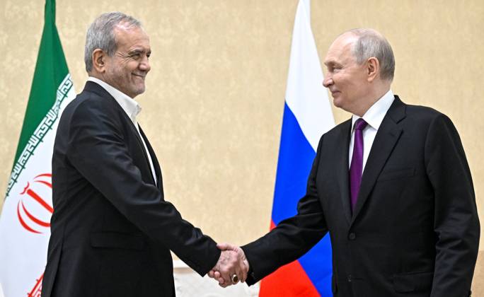 Turkmenistan Russia 9260806 08.10.2026 Iranian President Masoud Pezeshkian and Russian President Vladimir Putin shake hands as they pose for photos before a meeting in Turkmenbashi, Turkmenistan. Sergey Bobylev Sputnik Turkmenbashi Turkmenistan  Copyright: xSergeyxBobylevx