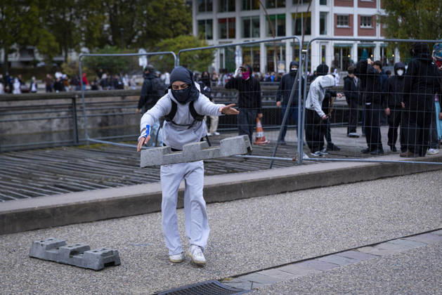 Clashes erupt during student protest in Strasbourg STRASBOURG, FRANCE - OCTOBER 8: Hundreds of students organized a spontaneous protest, often referred to as a wildcat demonstration, that moved through different areas of Strasbourg, France, on October 8, 2026. The demonstration was marked by clashes between protesters and police as students marched through the city during a day of national protest over education conditions and the 2027 education budget. Sathiri Kelpa Anadolu Strasbourg France. Editorial use only. Please get in touch for any other usage.  Copyright: x2026xAnadoluxSathirixKelpax