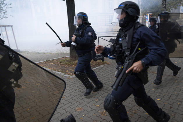 Clashes erupt during student protest in Strasbourg STRASBOURG, FRANCE - OCTOBER 8: Hundreds of students organized a spontaneous protest, often referred to as a wildcat demonstration, that moved through different areas of Strasbourg, France, on October 8, 2026. The demonstration was marked by clashes between protesters and police as students marched through the city during a day of national protest over education conditions and the 2027 education budget. Sathiri Kelpa Anadolu Strasbourg France. Editorial use only. Please get in touch for any other usage.  Copyright: x2026xAnadoluxSathirixKelpax