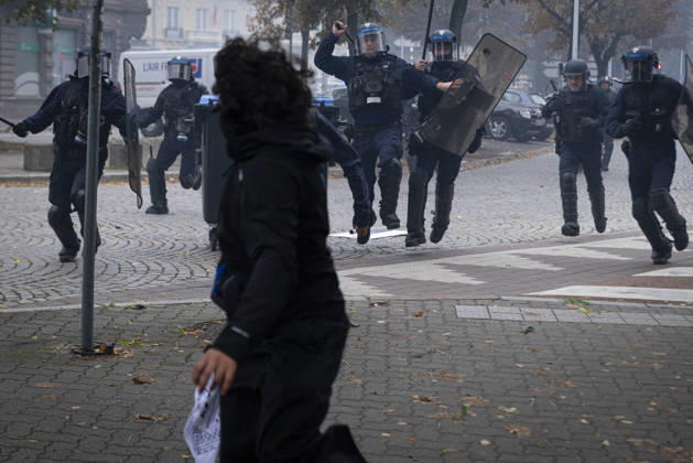 Clashes erupt during student protest in Strasbourg STRASBOURG, FRANCE - OCTOBER 8: Hundreds of students organized a spontaneous protest, often referred to as a wildcat demonstration, that moved through different areas of Strasbourg, France, on October 8, 2026. The demonstration was marked by clashes between protesters and police as students marched through the city during a day of national protest over education conditions and the 2027 education budget. Sathiri Kelpa Anadolu Strasbourg France. Editorial use only. Please get in touch for any other usage.  Copyright: x2026xAnadoluxSathirixKelpax