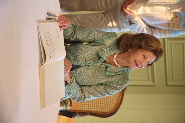 Königin Silvia von Schweden beim Eintrag ins Goldene Buch der Stadt Konstanz zum Jubiläum der Mentor-Stiftung auf der Insel Mainau. Mainau, 08.10.2026 Copyright: xAgenturxMatthiasxWehnertx xM.xGränzdörferx