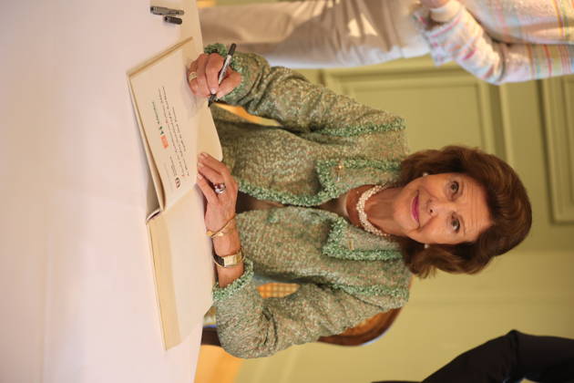 Königin Silvia von Schweden beim Eintrag ins Goldene Buch der Stadt Konstanz zum Jubiläum der Mentor-Stiftung auf der Insel Mainau. Mainau, 08.10.2026 Copyright: xAgenturxMatthiasxWehnertx xM.xGränzdörferx