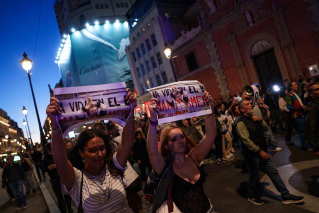 Farewell, Maricarmen Protest from Puerta del Sol to Maricarmen’s Home: Dozens of people hold up signs during the Farewell, Maricarmen protest, from Puerta del Sol to Maricarmen’s home, on October 8, 2026, in Madrid, Spain. Many people have left candles, flowers, and signs of encouragement next to the doorway from which Maricarmen was evicted two weeks ago, hours after news broke of the death of the 87-year-old woman. To profit from homes is to traffic in life. Let housing cost no more lives. Thank you, Maricarmen, reads one of the messages of gratitude. OCTOBER 8, 2026 PROTEST MARCH MARICARMEN TRIBUTE EVICTION EVICTED PERSON POSTERS Madrid Madrid, Spain Copyright: xMatiasxChiofalox 7830103