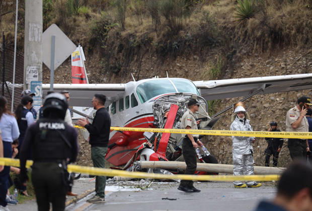 Cuenca,Ecuador, October 8, 2026 Shortly after noon, a light aircraft veered off the runway during airport operations. The plane ended up crashing outside the airport terminal and came to a stop on Hurtado de Mendoza Avenue, in the Milchichig ravine area. Preliminary reports identify the aircraft as a Cessna Grand Caravan EX belonging to Cuencana Airlines. Photo: Boris Romoleroux API 20261008 248483 6ac7e7644204a brr 1867 Copyright: xBORISxROMOLEROUXx