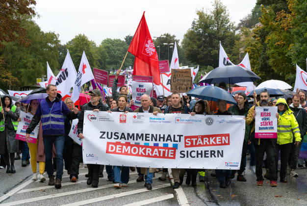 08.10.2026, Sozialstaatsdemonstration in Kiel Unter dem Motto Demokratie sichern - Zusammenhalt stärken haben die Wohlfahrtsverbände in Kiel zur Demonstration aufgerufen. Etwa 5000 Teilnehmer zogen nach der Eröffnungskundgebung vom Kieler Rathausplatz über den Düsternbrooker Weg zum Kieler Landeshaus Kiel Düsternbrooker Weg Schleswig-Holstein Deutschland