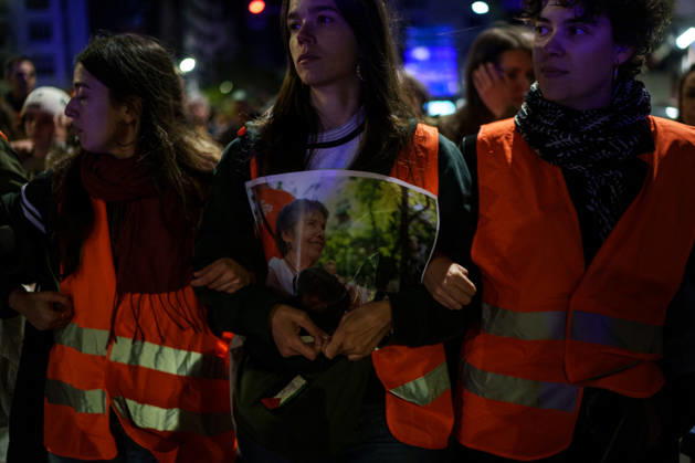 Farewell, Maricarmen Protest from Puerta del Sol to Maricarmen’s Home: Dozens of people hold up signs during the Farewell, Maricarmen protest, from Puerta del Sol to Maricarmen’s home, on October 8, 2026, in Madrid, Spain. Many people have left candles, flowers, and signs of encouragement next to the doorway from which Maricarmen was evicted two weeks ago, hours after the death of the 87-year-old woman was announced. To profit from homes is to traffic in lives. Let housing cost no more lives. Thank you, Maricarmen, reads one of the messages of gratitude. OCTOBER 8, 2026 PROTEST MARCH MARICARMEN TRIBUTE EVICTION EVICTED WOMAN SIGNS Madrid Madrid, Spain Copyright: xMatiasxChiofalox 7830128