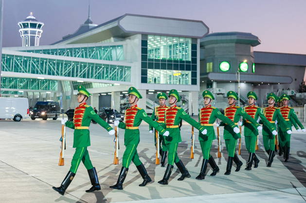 TURKMENISTAN, BALKAN PROVINCE - OCTOBER 8, 2026: Guards of honour attend a ceremony to welcome the arrival of Vladimir Putin, President of Russia, ahead of a meeting of the CIS (Commonwealth of Independent States) Council of Heads of State in Turkmenbasy. Vladimir Smirnov TASS  98966033