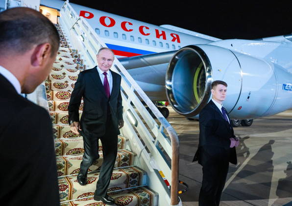 TURKMENISTAN, BALKAN PROVINCE - OCTOBER 8, 2026: Vladimir Putin (L), President of Russia, steps off his plane ahead of a meeting of the CIS (Commonwealth of Independent States) Council of Heads of State in Turkmenbasy Turkmenistan  - ZUMAt113 20261008_zaa_t113_775 Copyright: xVladimirxSmirnovx