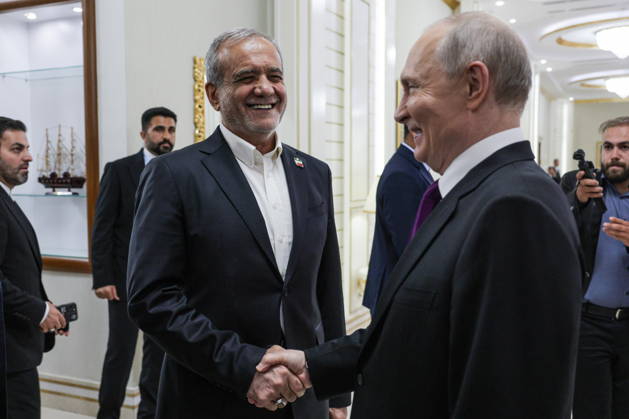 TURKMENISTAN, BALKAN PROVINCE - OCTOBER 8, 2026: Russia s President Vladimir Putin (R front) and his counterpart Masoud Pezeshkian of Iran shake hands before their bilateral meeting held as part of the CIS (Commonwealth of Independent States) Council of Heads of State in Turkmenbasy Turkmenistan  - ZUMAt113 20261008_zaa_t113_781 Copyright: xVladimirxSmirnovx