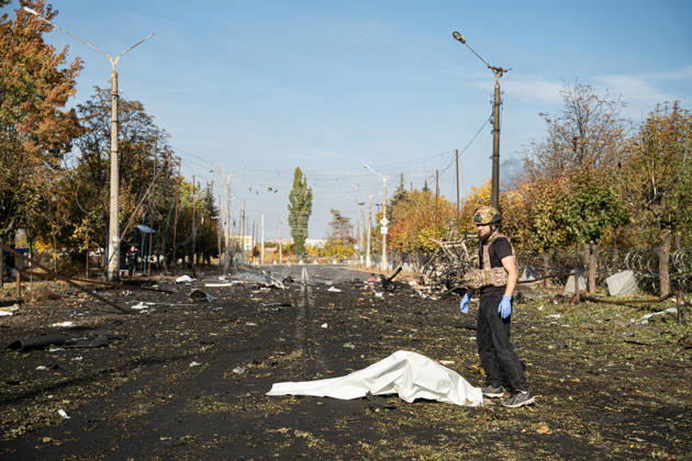 Russian Strike Hits Kramatorsk Buses A first responder stands beside a fully covered body on a blast-damaged street after a Russian strike in Kramatorsk, Donetsk region, Ukraine, on October 8, 2026. Ukrainian authorities said a Russian guided bomb struck two scheduled passenger buses in Kramatorsk at about 10:00. At least 30 people were killed and at least 18 wounded, while Ukraine s State Emergency Service later reported 33 deaths; public transport in Kramatorsk and nearby Sloviansk was suspended after the attack. Kramatorsk Donetsk Ukraine Copyright: xOrixAviramx
