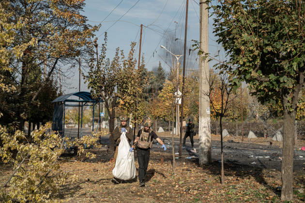 Russian Strike Hits Kramatorsk Buses Emergency workers carry a fully covered body along a damaged roadside after a Russian strike in Kramatorsk, Donetsk region, Ukraine, on October 8, 2026. Ukrainian authorities said a Russian guided bomb struck two scheduled passenger buses in Kramatorsk at about 10:00. At least 30 people were killed and at least 18 wounded, while Ukraine s State Emergency Service later reported 33 deaths; public transport in Kramatorsk and nearby Sloviansk was suspended after the attack. Kramatorsk Donetsk Ukraine Copyright: xOrixAviramx