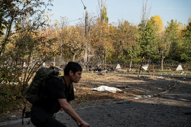 Russian Strike Hits Kramatorsk Buses A man moves past a fully covered body lying near the strike site in Kramatorsk, Donetsk region, Ukraine, on October 8, 2026. Ukrainian authorities said a Russian guided bomb struck two scheduled passenger buses in Kramatorsk at about 10:00. At least 30 people were killed and at least 18 wounded, while Ukraine s State Emergency Service later reported 33 deaths; public transport in Kramatorsk and nearby Sloviansk was suspended after the attack. Kramatorsk Donetsk Ukraine Copyright: xOrixAviramx