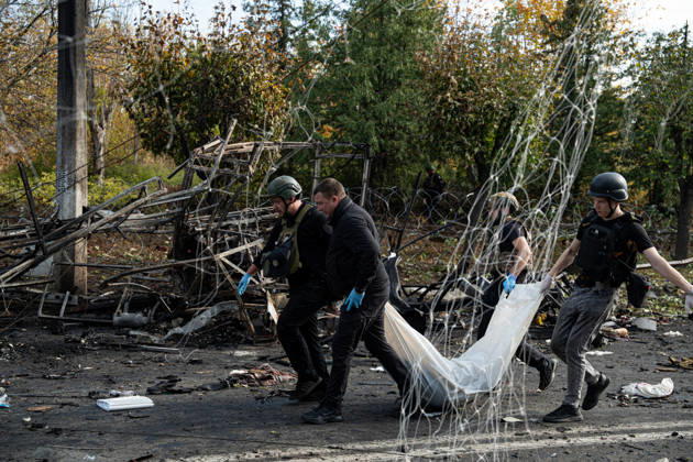 Russian Strike Hits Kramatorsk Buses Emergency workers carry the fully covered body of a person killed in a Russian strike past tangled wires and wreckage in Kramatorsk, Donetsk region, Ukraine, on October 8, 2026. Ukrainian authorities said a Russian guided bomb struck two scheduled passenger buses in Kramatorsk at about 10:00. At least 30 people were killed and at least 18 wounded, while Ukraine s State Emergency Service later reported 33 deaths; public transport in Kramatorsk and nearby Sloviansk was suspended after the attack. Kramatorsk Donetsk Ukraine Copyright: xOrixAviramx