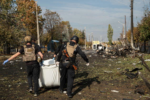 Russian Strike Hits Kramatorsk Buses Emergency workers carry the fully covered body of a person killed in a Russian strike along a debris-strewn street in Kramatorsk, Donetsk region, Ukraine, on October 8, 2026. Ukrainian authorities said a Russian guided bomb struck two scheduled passenger buses in Kramatorsk at about 10:00. At least 30 people were killed and at least 18 wounded, while Ukraine s State Emergency Service later reported 33 deaths; public transport in Kramatorsk and nearby Sloviansk was suspended after the attack. Kramatorsk Donetsk Ukraine Copyright: xOrixAviramx