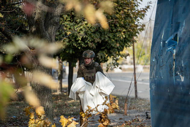 Russian Strike Hits Kramatorsk Buses An emergency worker carries a white sheet through a damaged area near the strike site in Kramatorsk, Donetsk region, Ukraine, on October 8, 2026. Ukrainian authorities said a Russian guided bomb struck two scheduled passenger buses in Kramatorsk at about 10:00. At least 30 people were killed and at least 18 wounded, while Ukraine s State Emergency Service later reported 33 deaths; public transport in Kramatorsk and nearby Sloviansk was suspended after the attack. Kramatorsk Donetsk Ukraine Copyright: xOrixAviramx