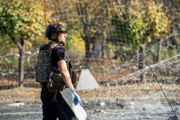 Russian Strike Hits Kramatorsk Buses A first responder stands amid tangled wires and blast debris after a Russian strike in Kramatorsk, Donetsk region, Ukraine, on October 8, 2026. Ukrainian authorities said a Russian guided bomb struck two scheduled passenger buses in Kramatorsk at about 10:00. At least 30 people were killed and at least 18 wounded, while Ukraine s State Emergency Service later reported 33 deaths; public transport in Kramatorsk and nearby Sloviansk was suspended after the attack. Kramatorsk Donetsk Ukraine Copyright: xOrixAviramx