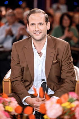 MDR - Riverboat. Antiquitätenhändler Julian Schmitz-Avila anläßlich der Aufzeichnung der MDR - Talkshow Riverboat am 08.10.2026 in der Mediacity Leipzig. 20261008SFL0045