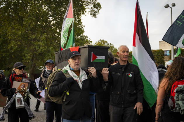 Pro-Palestine Silent Funeral Procession Central London, October 8, 2026 A pro-Palestine silent funeral procession took place in Central London, with demonstrators walking in silence to remember Palestinians killed in the conflict in Gaza. Participants carried Palestinian flags and placards, while some held a coffin and others carried effigies wrapped in burial shrouds, symbolising those killed in the conflict., Credit:Zak Irfan Avalon Copyright: xZakxIrfanx xAvalonx 1141557280