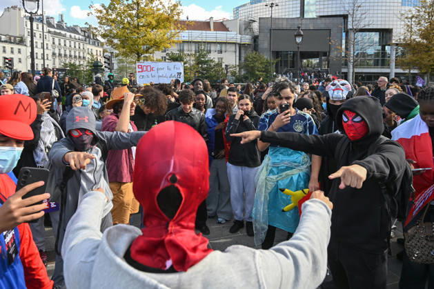Students peacefully occupy the Bastille statue during the Student, High School, and Union Protest in Paris, France, on October 8, 2026. - 08 10 2026 - France Ile-de-France (region) Paris -  JulienxMattiax xLexPictorium LePictorium_0342525