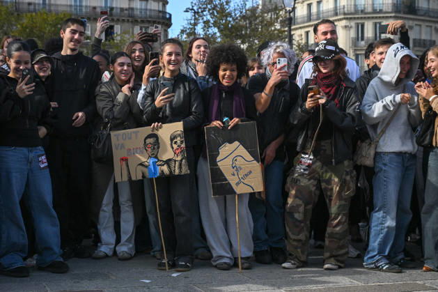 Students peacefully occupy the Bastille statue during the Student, High School, and Union Protest in Paris, France, on October 8, 2026. - 08 10 2026 - France Ile-de-France (region) Paris -  JulienxMattiax xLexPictorium LePictorium_0342527