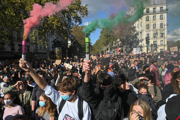 Students peacefully occupy the Bastille statue during the Student, High School, and Union Protest in Paris, France, on October 8, 2026. - 08 10 2026 - France Ile-de-France (region) Paris -  JulienxMattiax xLexPictorium LePictorium_0342538