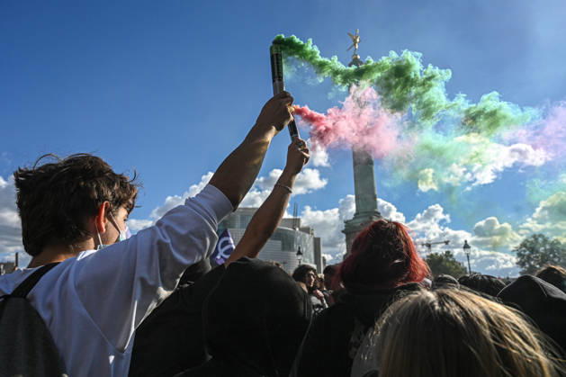 Students peacefully occupy the Bastille statue during the Student, High School, and Union Protest in Paris, France, on October 8, 2026. - 08 10 2026 - France Ile-de-France (region) Paris -  JulienxMattiax xLexPictorium LePictorium_0342539