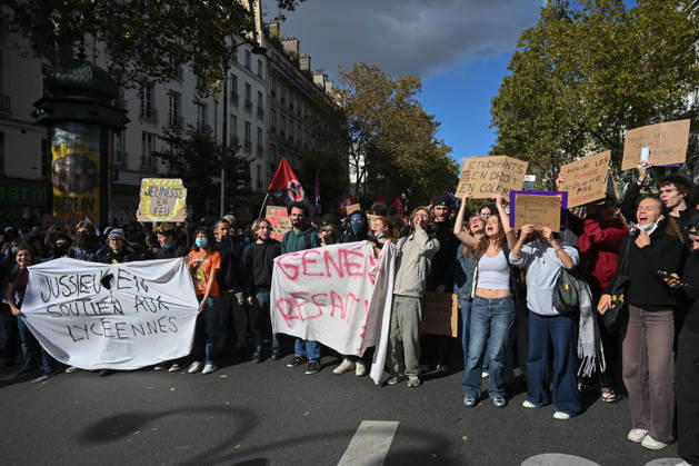 Students peacefully occupy the Bastille statue during the Student, High School, and Union Protest in Paris, France, on October 8, 2026. - 08 10 2026 - France Ile-de-France (region) Paris -  JulienxMattiax xLexPictorium LePictorium_0342551