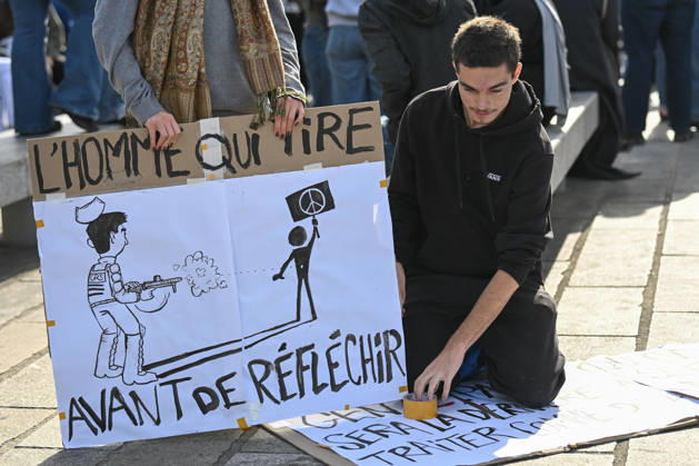 Students peacefully occupy the Bastille statue during the Student, High School, and Union Protest in Paris, France, on October 8, 2026. - 08 10 2026 - France Ile-de-France (region) Paris -  JulienxMattiax xLexPictorium LePictorium_0342569
