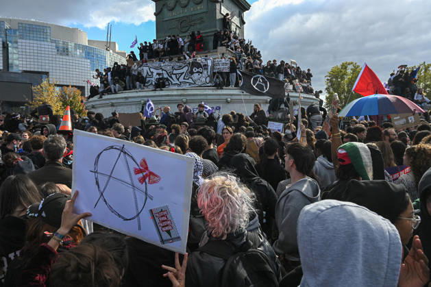 Students peacefully occupy the Bastille statue during the Student, High School, and Union Protest in Paris, France, on October 8, 2026. - 08 10 2026 - France Ile-de-France (region) Paris -  JulienxMattiax xLexPictorium LePictorium_0342571
