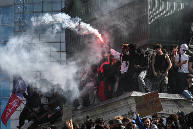 Students peacefully occupy the Bastille statue during the Student, High School, and Union Protest in Paris, France, on October 8, 2026. - 08 10 2026 - France Ile-de-France (region) Paris -  JulienxMattiax xLexPictorium LePictorium_0342567