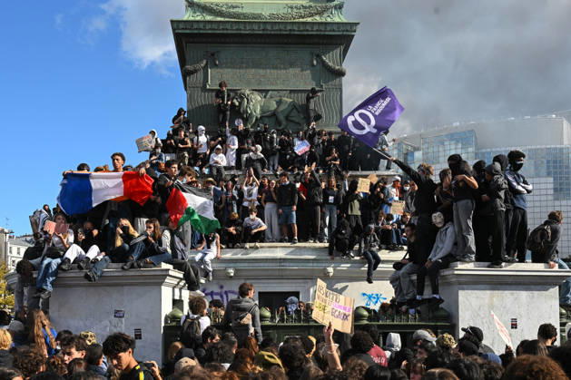 Students peacefully occupy the Bastille statue during the Student, High School, and Union Protest in Paris, France, on October 8, 2026. - 08 10 2026 - France Ile-de-France (region) Paris -  JulienxMattiax xLexPictorium LePictorium_0342578