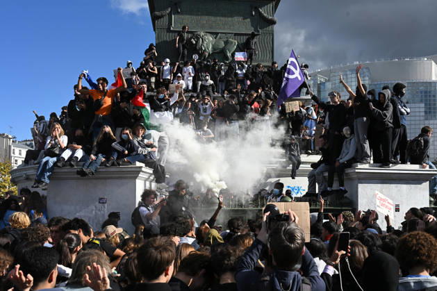 Students peacefully occupy the Bastille statue during the Student, High School, and Union Protest in Paris, France, on October 8, 2026. - 08 10 2026 - France Ile-de-France (region) Paris -  JulienxMattiax xLexPictorium LePictorium_0342586