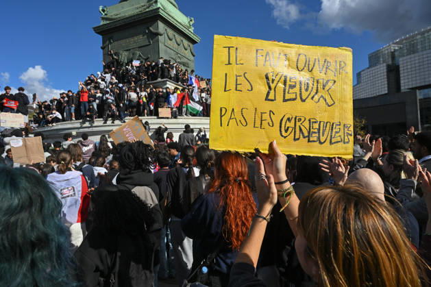 Students peacefully occupy the Bastille statue during the Student, High School, and Union Protest in Paris, France, on October 8, 2026. - 08 10 2026 - France Ile-de-France (region) Paris -  JulienxMattiax xLexPictorium LePictorium_0342601