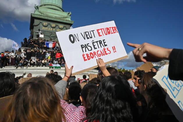 Students peacefully occupy the Bastille statue during the Student, High School, and Union Protest in Paris, France, on October 8, 2026. - 08 10 2026 - France Ile-de-France (region) Paris -  JulienxMattiax xLexPictorium LePictorium_0342620