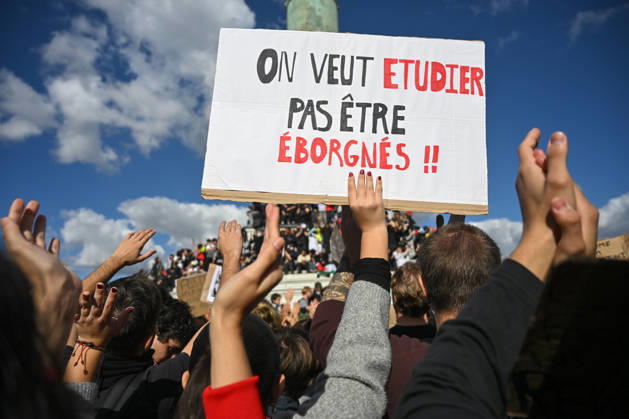 Students peacefully occupy the Bastille statue during the Student, High School, and Union Protest in Paris, France, on October 8, 2026. - 08 10 2026 - France Ile-de-France (region) Paris -  JulienxMattiax xLexPictorium LePictorium_0342624